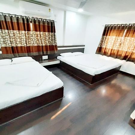 Hotel United House Shirdi Bagian luar foto